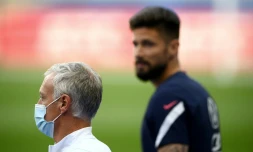 Le sélectionneur des Bleus Didier Deschamps et l'attaquant Olivier Giroud, le 7 juin 2021 au Stade de France
