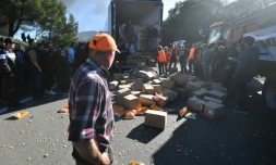 Les agriculteurs vident un camion transportant des légumes de Belgique, au péage Montélimar-Sud de l'autoroute A7, le 24 janvier 2024