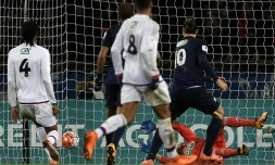 Zlatan Ibrahimovic marque pour le Paris SG en huitième de finale de la Coupe de France (R) contre Lyon, le 10 février 2016 au Parc des Princes
