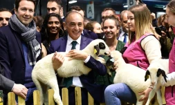 Le candidat ReconquĂȘte! Ă la prĂ©sidentielle Eric Zemmour (c) en visite au salon de l'Agriculture, le 4 mars 2022 Porte de Versailles, Ă Paris