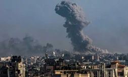 Bombardement israélien sur Khan Younès, dans la bande de Gaza, le 30 décembre 2023