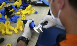 Des valves imprimées en 3D pour s'adapter à un masque de plongée qui sera transformé en respirateur, le 10 avril 2020 à Ajaccio, en Corse