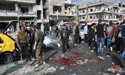 Le site du double attentat à la voiture piégée dans la banlieue de Homs, le 21 février 2016.