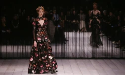 Des mannequins défilent pour Alexander McQueen à la Fashion Week de Londres, le 21 janvier 2016