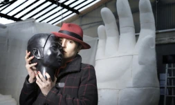 L'artiste Prune Nourry dans son atelier parisien où elle préparait l'exposition "Holy", le 23 mars 2017