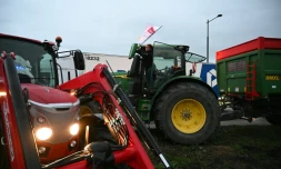 Des tracteurs de l'organisation des Jeunes agriculteurs bloquent un rond-pont près de l'auroute  A61 à Castelnaudary dans le sud-ouest de la France le 17 décembre