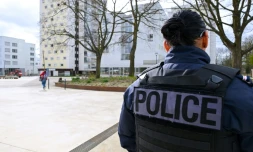 Un policier participe à une opération de sécurité dans le quartier du Blosne, au sud de Rennes, le 19 mars 2024 en Ille-et-Vilaine