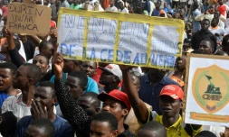 Des manifestants favorables aux militaires putschistes brandissent une banderole contre la Communauté économique des Etats d'Afrique de l'ouest (Cedeao), le 3 août 2023 à Niamey au Niger