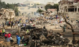 Au moins 137 personnes ont été tuées et 300 blessées dans l'attentat au camion piégé mené samedi dans le centre de Mogadiscio, la capitale somalienne, a-t-on appris dimanche de source policière.