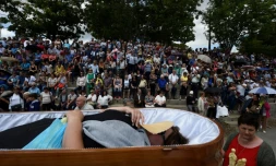 Une femme portée dans un cercueil lors d'une procession le 29 juillet 2019 à Santa Marta de Ribarteme, prÚs de Nieves dans le nord-ouest de l'Espagne