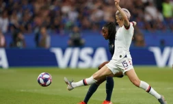 L'attaquante des USA Megan Rapinoe (d) buteuse lors du quart de finale du Mondial face Ă la France le 28 juin 2019 au Parc des Princes