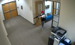 Une image provenant d'une caméra de vidéosurveillance montre l'auteur présumé de la tuerie dans l'école primaire Covenant de Nashville, dans l'Etat américain du Tennessee, le 27 mars 2023