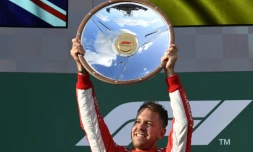 L'Allemand Sebastian Vettel (Ferrari) soulÚve le trophée aprÚs sa victoire au GP d'Australie ouvrant la saison de F1, le 25 mars 2018 à Melbourne