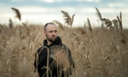 Jacobus van Hoorne, 37 ans, ex-scientifique du Cern reconverti artisan couvreur, dans ses champs Ă Breitenbrunn, en Autriche, le 9 mars 2023