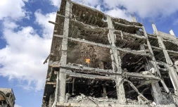 Un immeuble détruit à Khan Younès, dans le sud de la bande de Gaza, le 8 juillet 2024