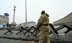 Un soldat ukrainien sur la place de l'indépendance à Kiev, le 2 mars 2022