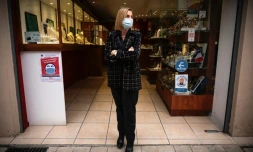 Une commerçante devant sa boutique le 3 novembre 2020 à Lavaur (sud-ouest)