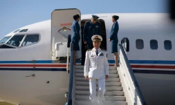 Miao Hua (c), directeur du département chinois des affaires politiques de la Commission militaire centrale, à son arrivée à l'aéroport international de Pyongyang, le 14 octobre 2019 en Corée du Nord