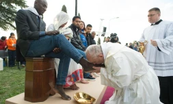Photo fournie par les services de presse du  Vatican montrant le pape François accomplissant le rituel du lavement des pieds au centre d'accueil pour migrants à Castelnuovo di Porto, près de Rome, le 24 mars 2016

