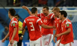 L'attaquant russe Artem Dzyuba (c) exulte après avoir inscrit le 3e but de la Russie face à l'Egypte au Mondial, le 19 juin 2018 à Saint-Pétersbourg