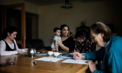 Chahad Khadiri (C), joue avec ses enfants, aux côtés de Marie-Thérèse, 87 ans et et Chrystelle, 40 ans, à Saint-Igny-de-Roche, en Saône-et-Loire, le 10 janvier 2018
