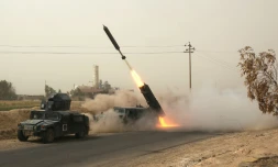 Les forces irakiennes tirent des roquettes sur des positions de jihadistes de l'EI, le 23 septembre 2017 à Hawija