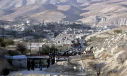 Photo fournie par l'agence officielle syrienne Sana le 11 janvier 2017 montrant des habitants des villages de la région rebelle de Wadi Barada qui attendent de pouvoir quitter la zone