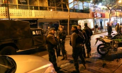 Des forces de sécurité libanaises sécurisent un périmètre autour d'un café de la rue Hamra où un kamikaze a été arrêté quelques minutes avant de se faire exploser, le 22 janvier 2017 à Beyrouth