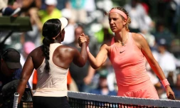 La bélarusse Victoria Azarenka (d) serre la main de l'Américaine Sloane Stephens aprÚs sa défaite face à l'Américaine en demi au tournoi de Miami, le 29 mars 2018