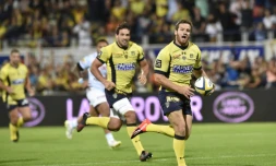 Le demi d'ouverture de Clermont Camille Lopez (d) exulte après avoir marqué un essai face au Racing 92 au Stade Michelin, le 10 septembre 2016