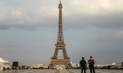 Des policiers sur le parvis des Droits de l'Homme, devant la Tour Eiffel, le 14 juillet 2018 à Paris