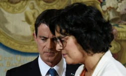 Le Premier ministre Manuel Valls (g) et la ministre du Travail Myriam El Khomri, le 29 juin 2016 à Matignon