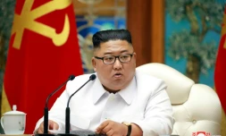 Le dirigeant nord-coréen Kim Jong Un lors d'une réunion d'urgence du bureau politique suite à un premier cas présumé de Covid-19 le 25 juillet 2020