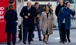 Le Premier ministre britannique Boris Johnson (2eG) et la ministre de l'Intérieur Priti Patel (3eG) arrivent le 30 novembre 2019 sur le site d'un attentat qui a fait la veille deux morts à Londres 