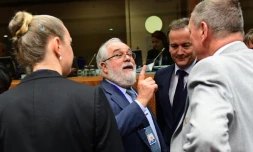 Le ministre polonais de l'Environnement, Jan Szyszko (D), s'entretient avec le commissaire européen Miguel Arias Canete (C), le 30 septembre 2016 à Bruxelles