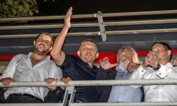 Le dirigeant du parti Smer-SD et ancien Premier ministre slovaque Robert Fico (2e Ă droite) fĂȘte sa victoire aux lĂ©gislatives avec des membres du parti au siĂšge du mouvement Ă Bratislava le 1er octobre 2023