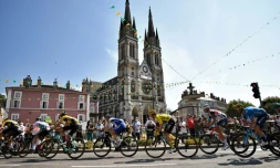 Le peloton du our de France s'élance pour la 16e étape depuis La Tour-du-Pin, le 15 septembre 2020
