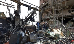 Des représentants des médias se rassemblent autour du bâtiment endommagé de l’université Shahid Beheshti après une frappe, à Téhéran, le 4 avril 2026