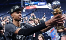Le basketteur Victor Wembanyama des San Antonio Spurs montre aux supporters son trophée après avoir été nommé MVP de la finale de Conférence ouest et avoir battu les Oklahoma City Thunder, le 30 mai 2026 à Oklahoma City, aux Etats-Unis
