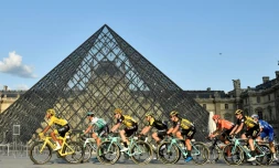 Le Tour de France, qui passe ici au Musée du Louvre lors de son ultime étape, le 28 juillet 2019, fera défaut aux grilles estivales des radios et télés françaises