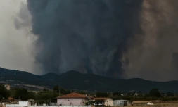 La fumĂ©e d'un incendie de forĂȘt Ă Kasiteres, le 23 aoĂ»t 2023 en GrĂšce