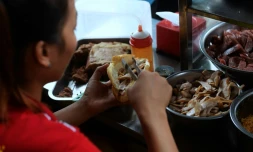 Préparaion d'un sandwich appelé banh-mi à Hanoï, le 31 août 2016