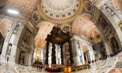 Le nouvel éclairage intérieur de la Basilique Saint-Pierre de Rome, composé d'environ 100.000 LED et contrôlé par ordinateur, le 25 janvier 2019 au Vatican