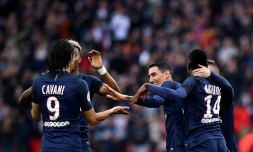 Angel Di Maria, félicité par Edinson Cavani et leurs coéquipiers après le 2e but du PSG contre Montpellier, le 22 avril 2017 au Parc des Princes
