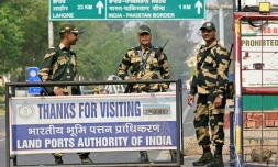 Des membres des forces de sécurité indiennes surveillent la frontière avec le Pakistan, au poste de Wagah, à 35 km d'Amristar, le 1er mai 2025