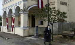 Une religieuse devant l'église San Giorgio à Caresana, dans le nord de l'Italie, le 26 avril 2020