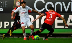 L'attaquant de Montpellier Gaëtan Laborde face au défenseur rennais Damien Da Silva le 8 mars à Rennes, lors de l'un des derniers matches de Ligue 1 disputés avant la suspension du championnat en raison de la pandémie de nouveau coronavirus.