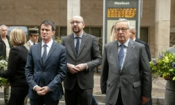 Le Premier ministre français Manuel Valls (g), le Premier ministre belge Charles Michel (c) et le président de la Commission européenne Jean-Claude Juncker, devant la station de métro de Maelbeek à Bruxelles le 23 mars 2016