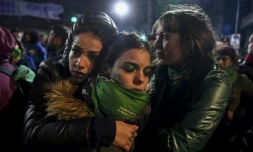 Des activistes en faveur de la légalisation de l'avortement après l'annonce du rejet par les sénateurs argentins de la loi légalisant l'avortement dans le pays, à Buenos Aires, le 09 août 2018