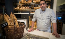 Le boulanger Sami Bouattour, vainqueur du Grand Prix annuel de la meilleure baguette de tradition française, dans sa boulangerie, le 5 mai 2017 à Paris